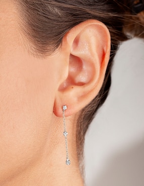Aretes Jayda de oro blanco con acabado brillante diamante