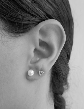 Broqueles de corazón Punto Metálico de oro con acabado brillante zirconia