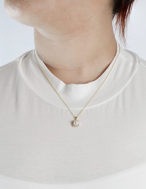 Dije cuadrado Valessa linea de perlas de oro 14 K