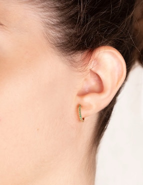 Aretes redondos Jayda de oro con acabado pavé esmeralda