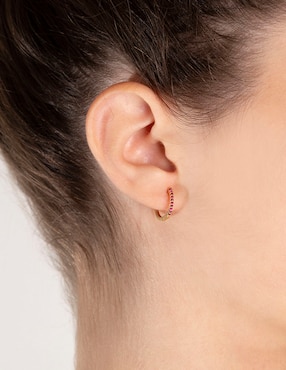 Aretes redondos Jayda de oro con acabado pavé rubí