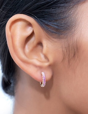 Aretes Riccardo Orsato de oro con acabado pavé zafiro rosa