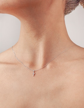 Collar de cruz Jayda de oro blanco 14 K