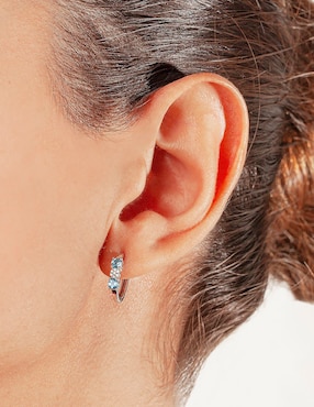 Aretes Jayda de oro blanco con acabado brillante topacio