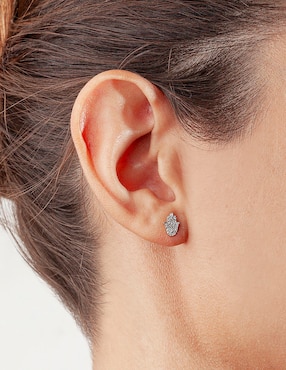 Aretes de mano de fátima Jayda de oro blanco con acabado brillante diamante