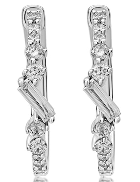 Aretes Jayda de oro blanco con acabado brillante diamante