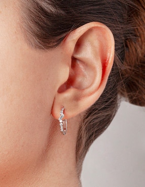 Aretes Jayda de oro blanco con acabado brillante diamante
