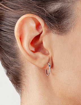 Aretes redondos Jayda de oro blanco con acabado brillante zafiro