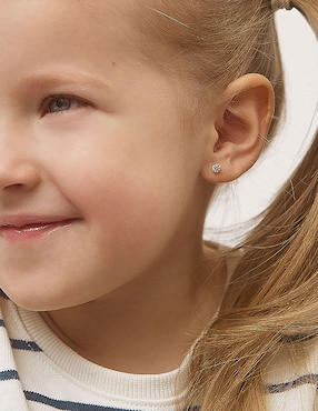 Broqueles redondos In Season Jewelry de oro con acabado brillante zirconia cúbica