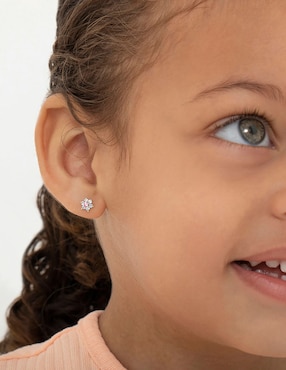 Broqueles de flor In Season Jewelry de oro con acabado brillante zirconia cúbica