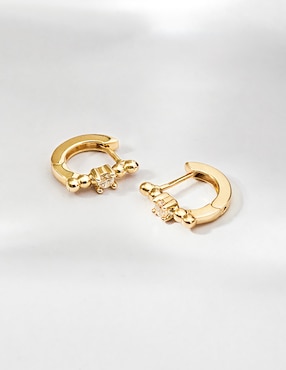 Aretes de aro redondos In Season Jewelry de oro con acabado brillante zirconia cúbica