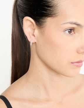 Aretes Huggies Jayda de oro 14 K con acabado pavé diamante