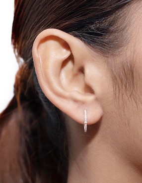 Aretes cortos Riccardo Orsato de oro 14 K con acabado pavé diamante