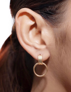 Aretes cortos Riccardo Orsato de oro 14 K con acabado lustre