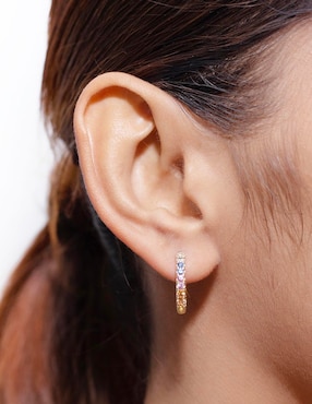Aretes de aro Riccardo Orsato de oro 14 K con acabado pavé zafiro