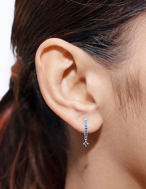 Aretes de aro Riccardo Orsato de oro blanco 14 K con acabado pavé zafiro