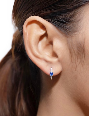 Aretes de aro circulares Riccardo Orsato de oro blanco 14 K con acabado pavé zafiro