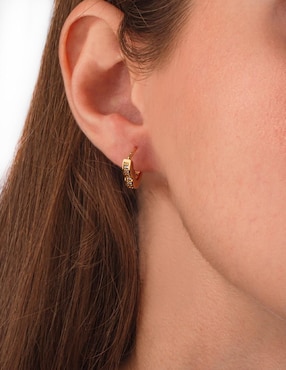 Aretes de corazón Unlimited By Ob con acabado chapa de oro zirconia