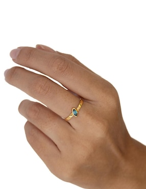 Anillo con gema de rombo Teresa Díaz Joyería Mexicana Destellos de la Tierra de plata P 925 topacio azul de londres con acabado baño de oro