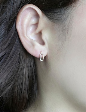 Aretes cortos ovalados Mjj Brilliant Inc de oro 14 K con acabado pave diamante