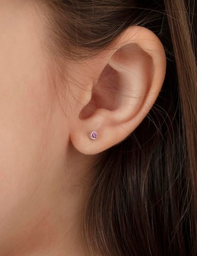 Broqueles In Season Jewelry de oro blanco 14 K con acabado brillante zirconia cúbica