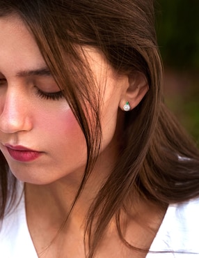 Broqueles Julianna B de oro blanco con acabado brillante perla y esmeralda