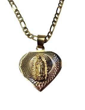 Collar Virgen de Guadalupe de corazón Limerence By Claudia Herrera de oro laminado 14 K