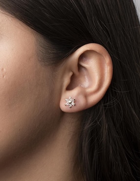 Broqueles de flor Mardía de oro con acabado pavé zirconia