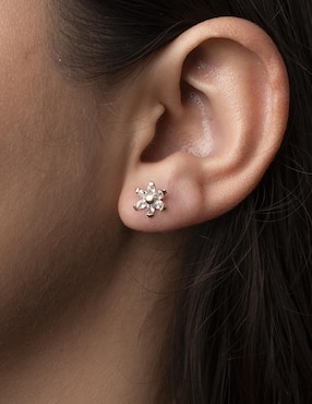 Broqueles de flor Mardía de oro con acabado pavé zirconia