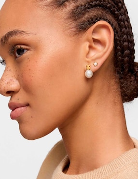 Aretes redondos Oso Tous Sweet Dolls de oro con acabado brillante perla de agua