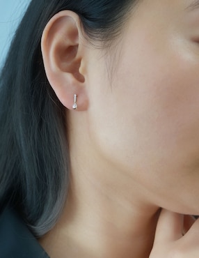 Aretes cortos de gota Mjj Brilliant Inc de oro 14 k con acabado pavé diamante