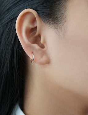 Aretes de aro Mjj Brilliant Inc de oro 14 K con acabado brillante diamante
