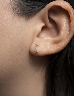 Aretes de media luna Mardía de oro con acabado pavé zirconia