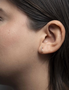 Aretes de media luna Mardía de oro con acabado pavé zirconia