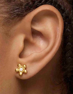 Aretes de flor Tous Daisy de oro con acabado brillante perla de agua