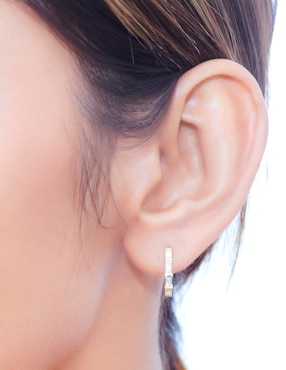 Aretes huggies circulares Riccardo Orsato de oro 14 K con acabado brillante diamante
