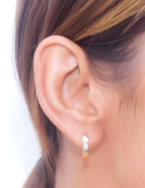 Aretes huggies circulares Riccardo Orsato de oro 14 K con acabado brillante diamante