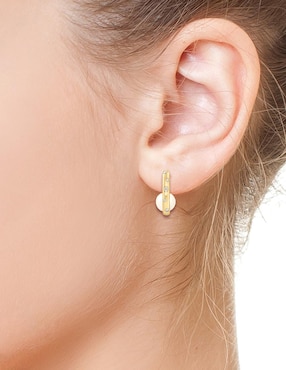 Aretes cortos Effy de oro amarillo 14 k con acabado baño de oro perla de agua
