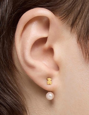 Arete corto de oso Tous Sweet Dolls de oro amarillo 18 k con acabado brillante perla
