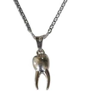 Collar con dije de muela Limerence By Claudia Herrera Dentista de plata P 925