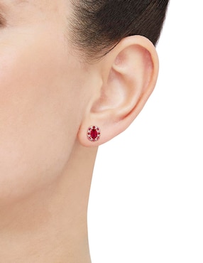 Aretes cortos redondos Richline Group de oro blanco 14 K con acabado brillante rubí