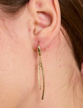 Aretes largos Del Pia de oro amarillo 14 K con acabado pulido