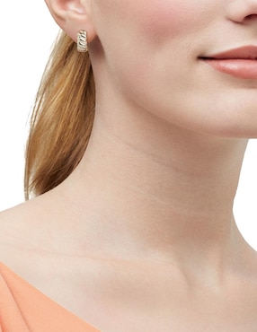 Aretes cortos Richline Group de oro 14 K con acabado pulido