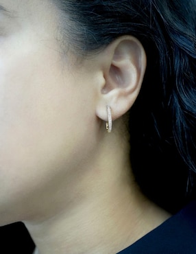 Aretes huggies cuadrados Mjj Brilliant Inc Hoop de oro 14 K con acabado pavé diamante