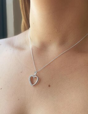 Collar con dije de corazón Clepsidra de plata P 925