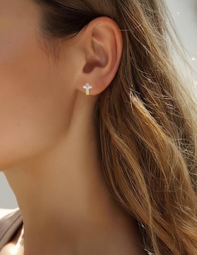 Arete de cruz Joyería M de Leon de oro 10 K con acabado brillante zirconia