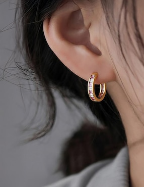 Aretes huggies Joyería M de Leon de oro amarillo 10 k con acabado brillante zirconia