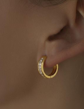 Aretes huggies Joyería M de Leon de oro amarillo 10 K con acabado brillante zirconia