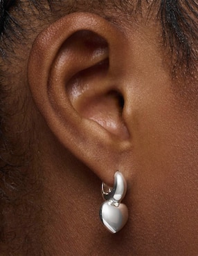 Aretes cortos de corazón Tous Flechazo de plata P 925 con acabado brillante