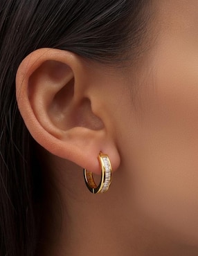 Aretes huggies Joyería M de Leon de oro 10 K con acabado brillante zirconia